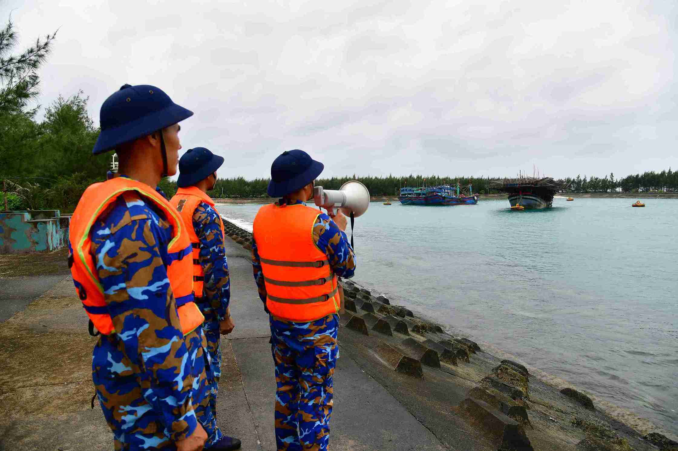 Officers and soldiers of Tay A Stone Island, Truong Sa Special Zone propagated fishermen to take shelter from the tropical depression. Photo: Hoa Ngoc Anh