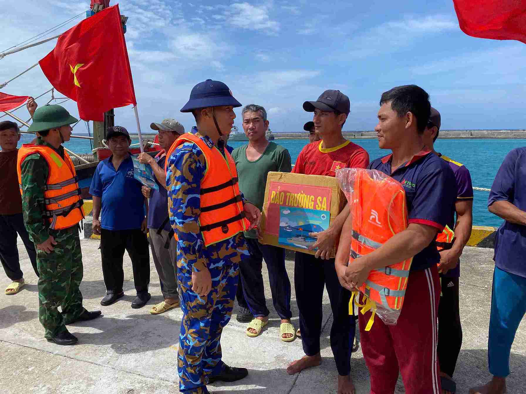 Chỉ huy đảo Trường Sa, Đặc khu Trường Sa tặng quà, động viên ngư dân vào âu tránh trú. Ảnh: Hoa Ngọc Ánh