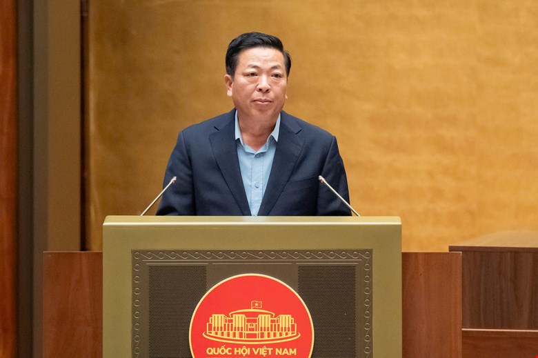 Minister of Construction Tran Hong Minh presented a report on adjusting the content of Resolution No. 94 of the National Assembly on the investment policy for Long Thanh airport. Photo: Quochoi.vn