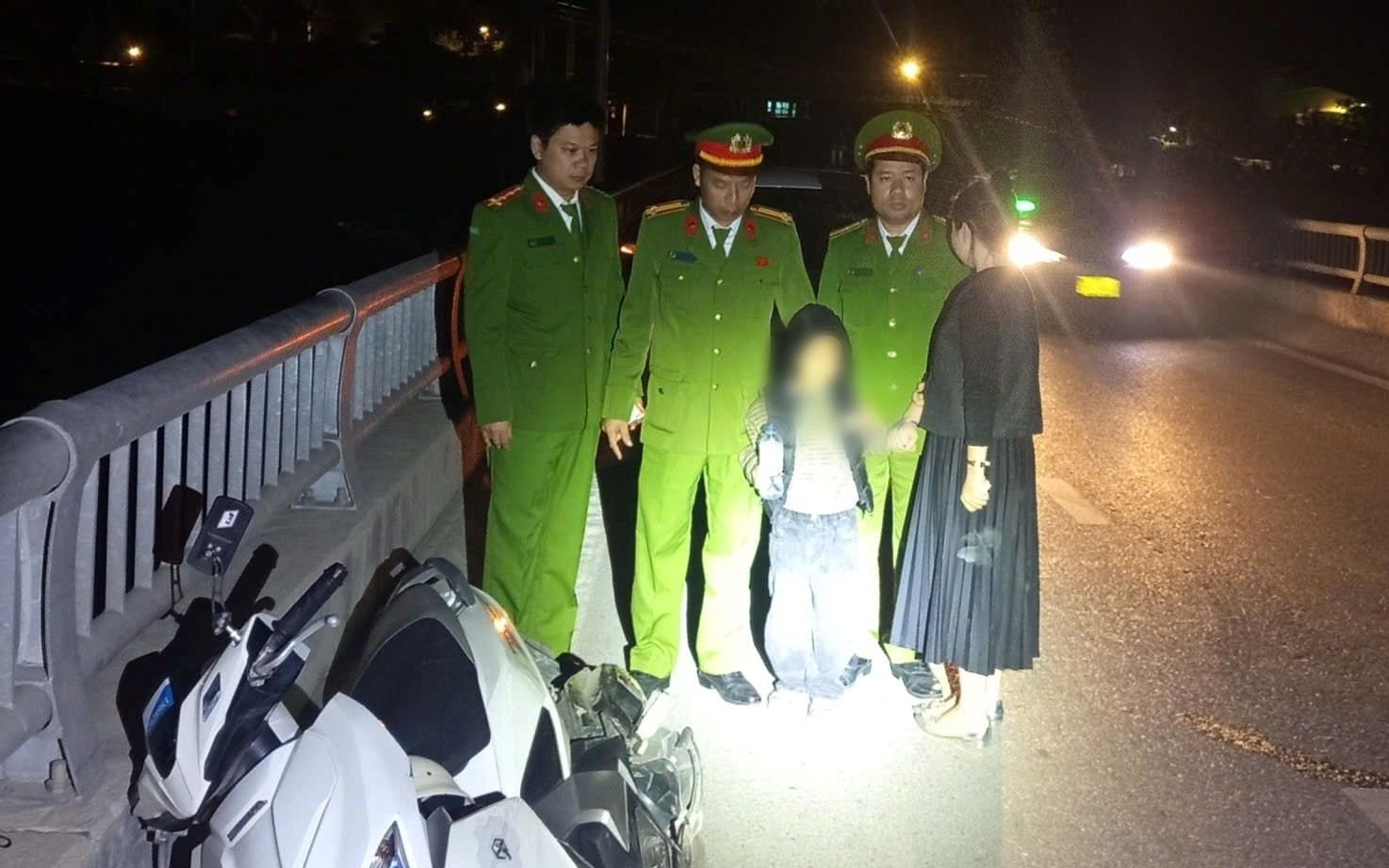 Lieutenant Colonel Bui Van Phong - Head of Bach Dang Ward Police and the working group promptly prevented Ms. T.T.L and her child from committing suicide. Photo: Hai Phong City Police