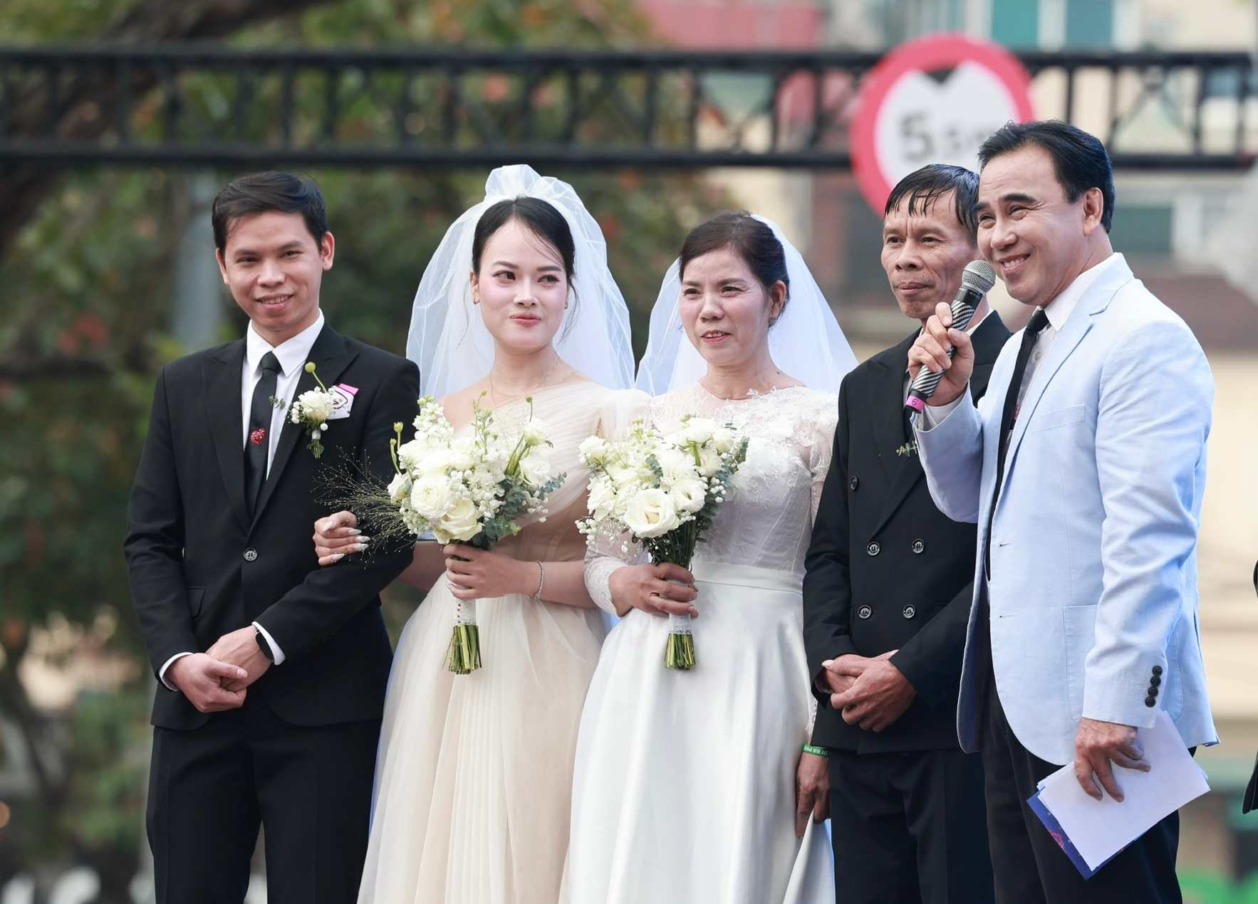 Cả hai bất ngờ trước sự hiện diện của cha mẹ trên sân khấu. Ảnh: Hải Nguyễn