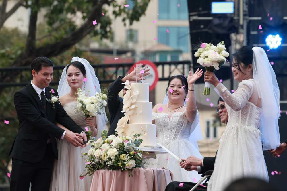 Khoảnh khắc cả gia đình và các cặp đôi khác cùng cắt bánh kem mừng ngày hạnh phúc. Ảnh: Hải Nguyễn