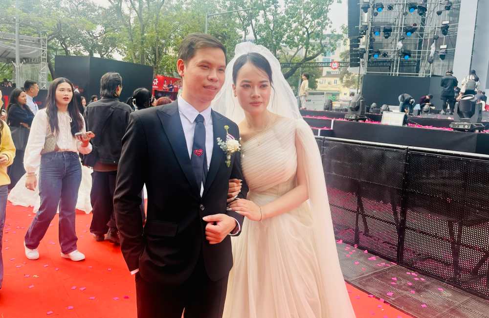 Thanh Tùng và Hồng Minh là một trong 80 cặp đôi tham dự lễ cưới tập thể. Ảnh: Chí Long