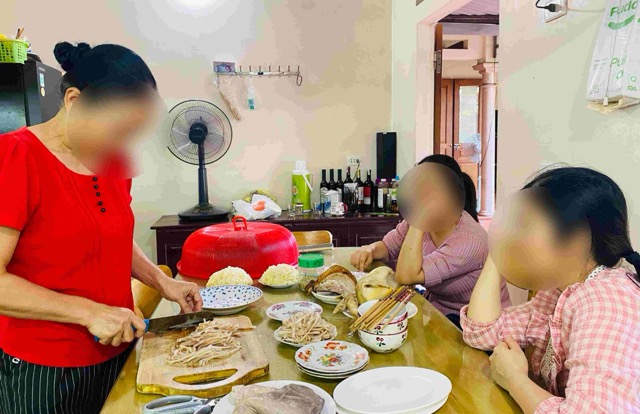 According to the New Year's holiday schedule, workers will have a day off on Friday. This is one of the occasions when people gather with their families to welcome the new year 2026. Photo: Duc Van