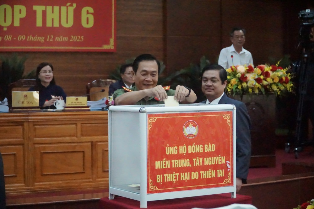 Trước khi khai mạc, các đại biểu HĐND khuyên góp ủng hộ đồng bào miền Trung, Tây nguyên bị thiệt hại do thiên tai. Ảnh: Nhật Hồ