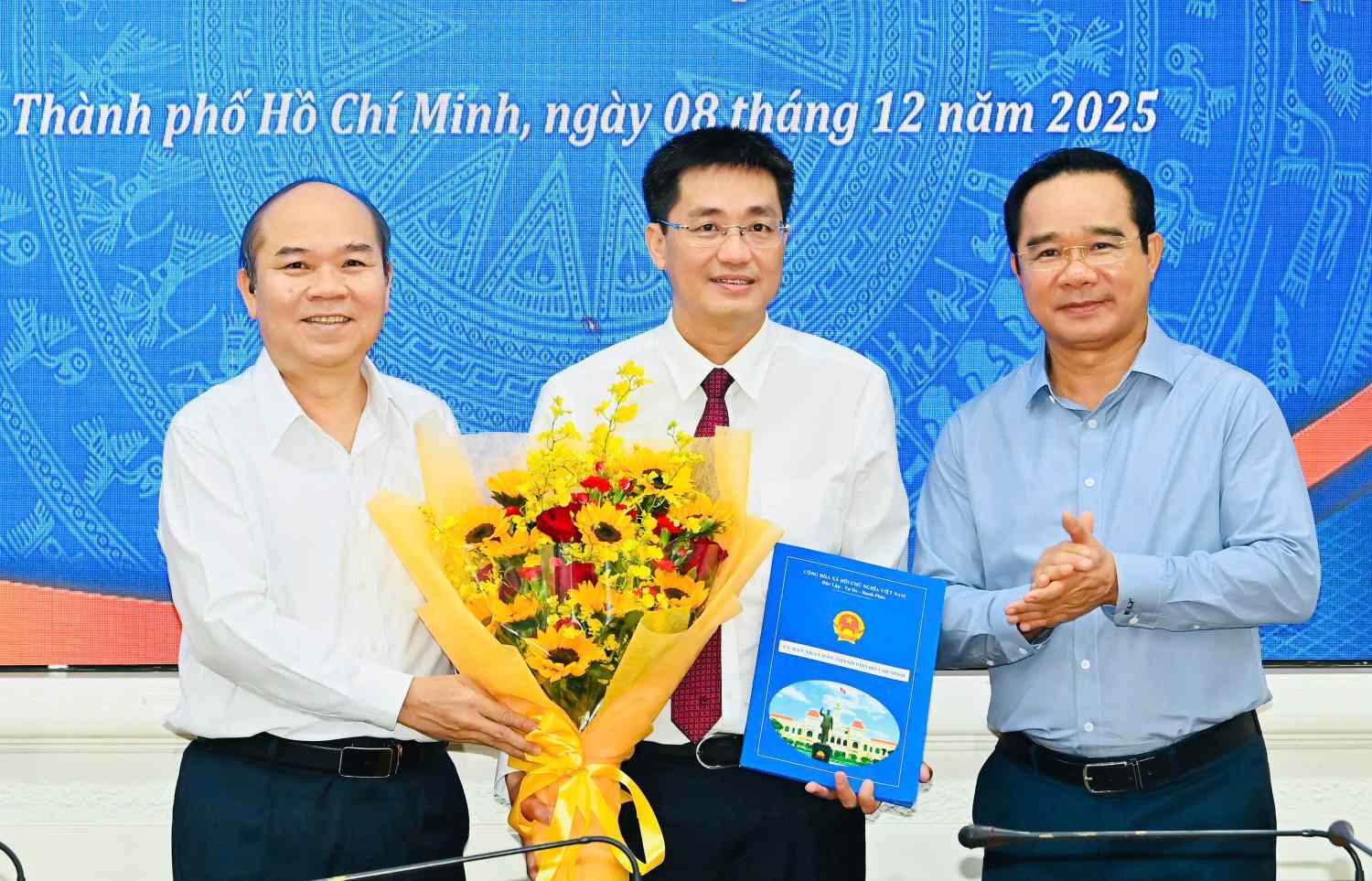 Chairman of the Ho Chi Minh City People's Committee Nguyen Van Duoc (right cover) and Vice Chairman of the Ho Chi Minh City People's Committee Tran Van Bay presented the decision to Mr. Pham Van Nghi. Photo: Viet Dung