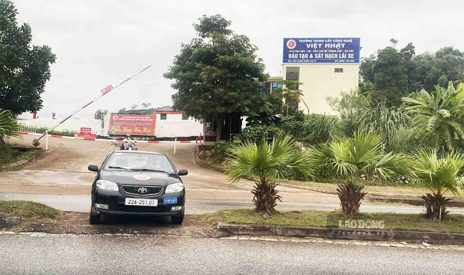 Xe tập lái tại Tuyên Quang trèo lên dải phân cách cố định, vi phạm luật giao thông. Ảnh: Việt Bắc.