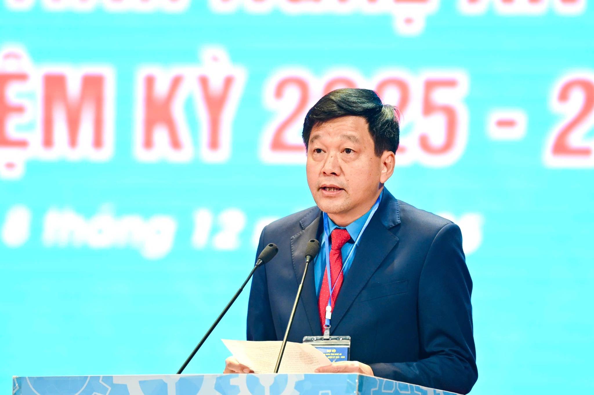 Ong Kha Van Tam - Chu tich Lien doan Lao dong tinh Nghe An phat bieu tai dai hoi. Anh: Duy Chuong
