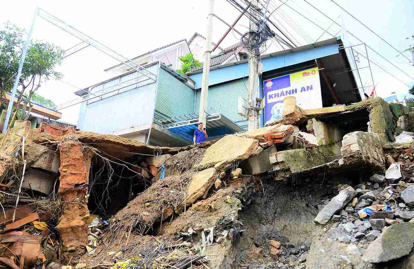 Truoc su tan pha cua thien tai, mua lu, tat ca moi thu, ke ca suc chiu dung cua con nguoi vo cung nho be. Trong anh, nha cua cua nguoi dan, tru dien nam chong cho ben bo song Da Nhim cho sap. Anh: Phuc Khanh