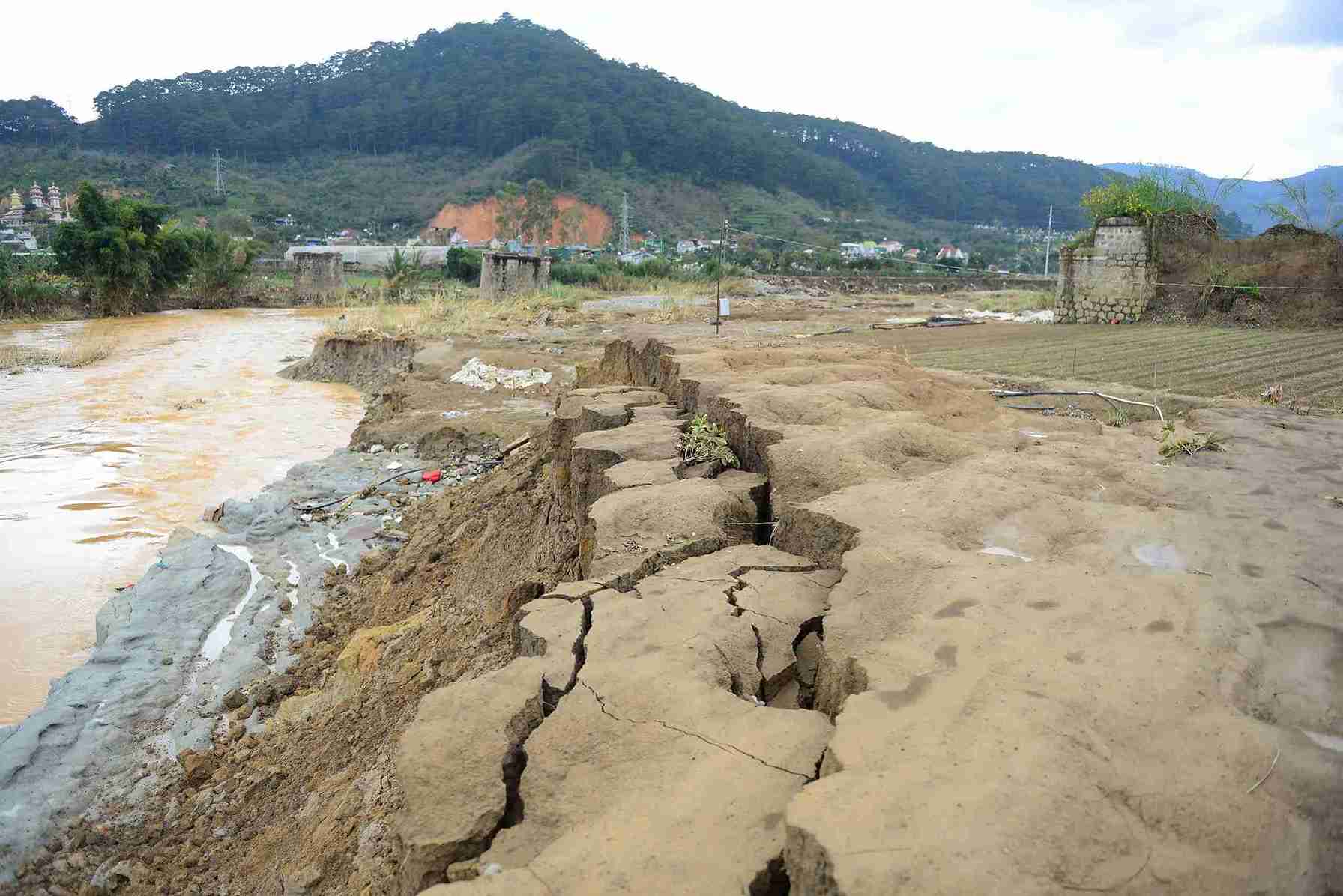 Bo song Da Nhim sat lo ngay cang nghiem trong keo dai hang tram met va ngay cang an sau vao dat san xuat, nha cua cua nguoi dan dia phuong. Anh: Phuc Khanh