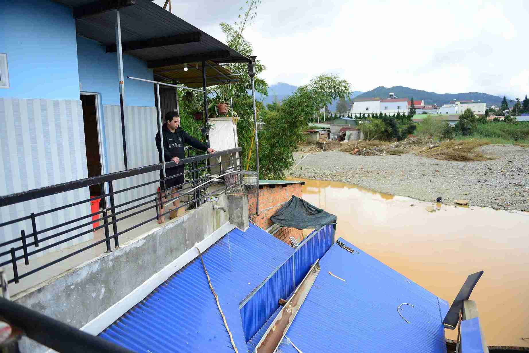 Theo nguoi dan dia phuong, ngay 19.11 vua qua, mua lon ket hop viec Cong ty thuy dien Da Nhim - Ham Thuan - Da Mi xa tran ho Don Duong gay ngap sau cho cac khu dan cu, vung san xuat nong nghiep o xa D'ran. Khi nuoc rut, bo song Da Nhim, doan ha luu cau Don Duong xuat hien cac vet nut chay dai khien nhieu nha dan nut toac, do sap. Anh: Phuc Khanh