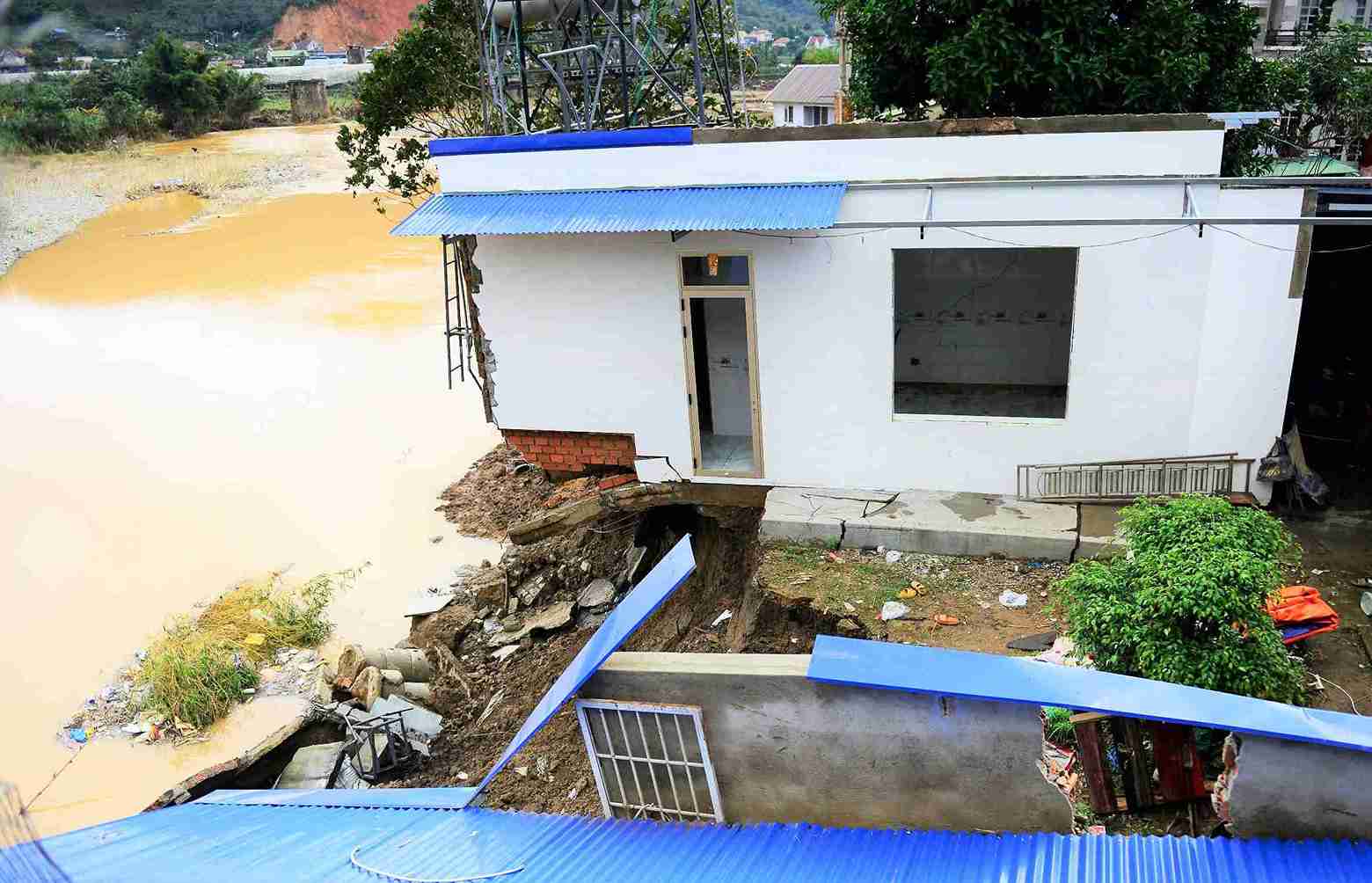 Theo Theo UBND xa D'ran, co khoang 6 ho dan co cong trinh bi anh huong boi sat lo dat ben bo song Da Nhim. Co quan chuc nang da ho tro nguoi dan so tan ra khoi vung nguy hiem, khac phuc su co sat lo. Anh: Phuc Khanh