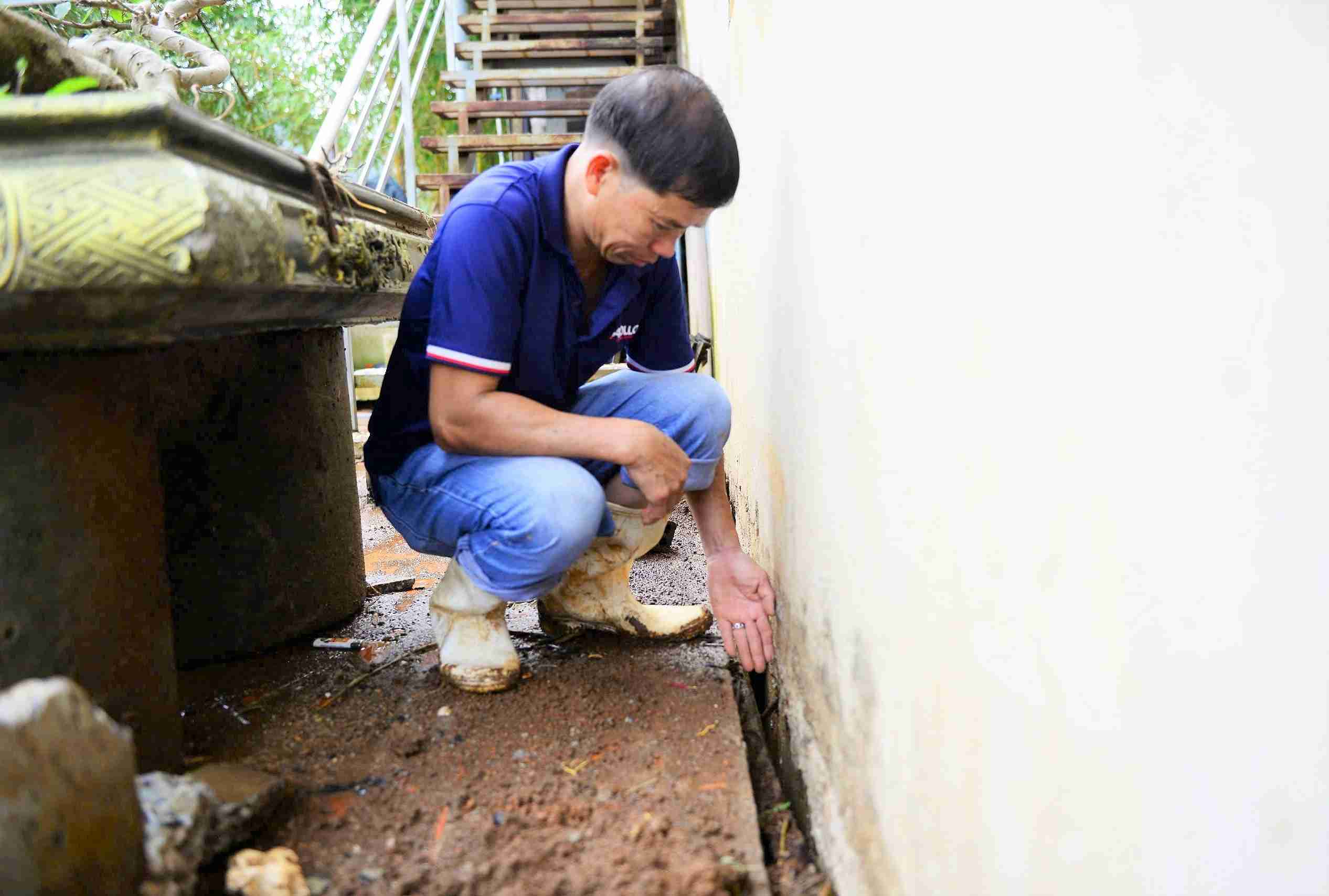 Can nha cua gia dinh ong Nguyen Van Doan nam cach bo song Da Nhim hon 10m, nhung sat lo dang khien tuong, nen nha bi nut toac cho sap trong nay mai, buoc gia dinh ong phai so tan ra khoi khu vuc nguy hiem. Anh: Phuc Khanh