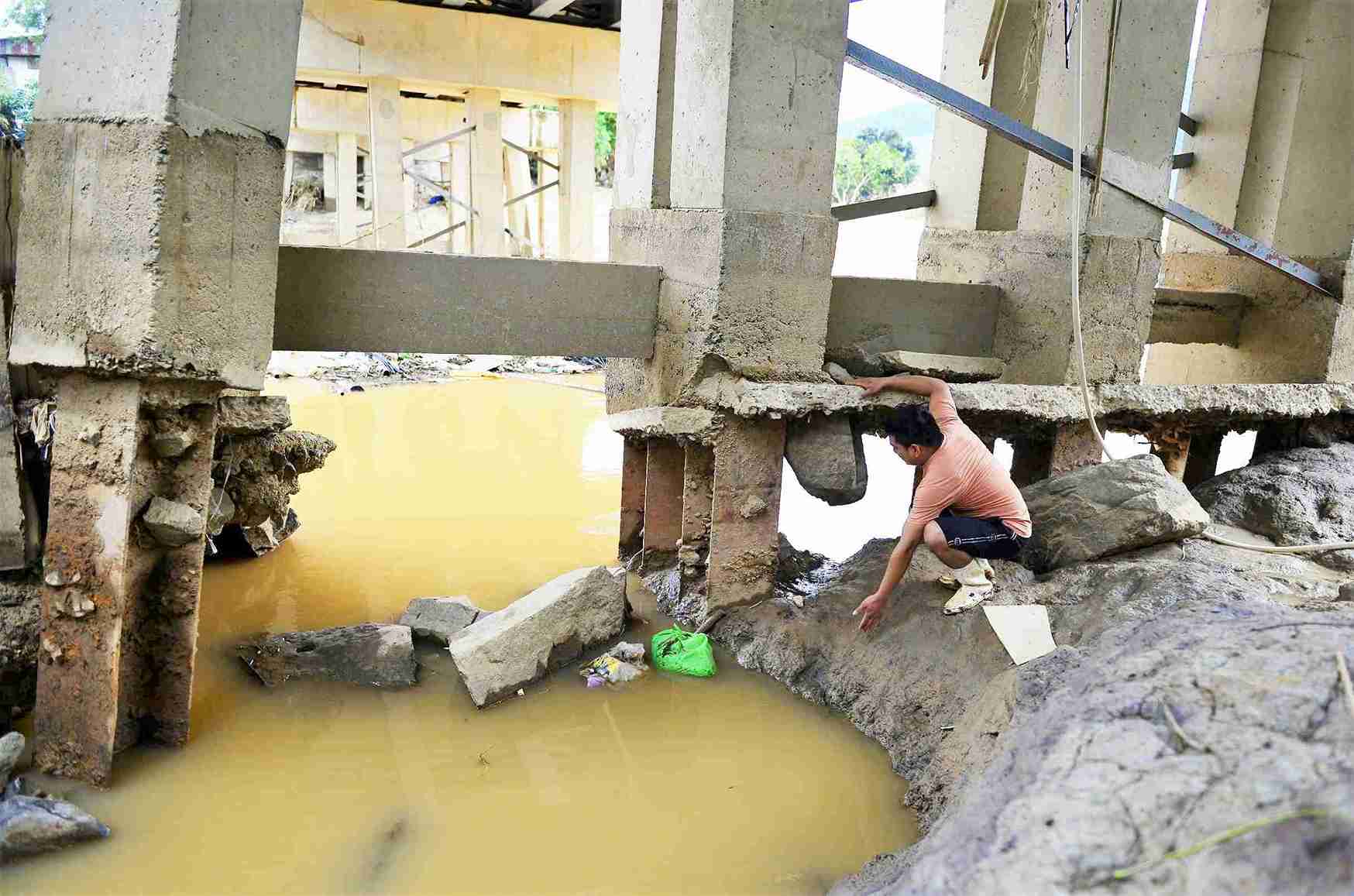 Cau Don Duong la cong trinh trong yeu nam tren Quoc lo 27 thuoc dia ban xa D'ran, voi luu luong phuong tien dong duc, dac biet la xe cho rau trong tai lon. Lu quet da gay xoi mon nghiem trong duc sau vao chan cau lam lo ket cau be tong, cot thep. Anh: Phuc Khanh