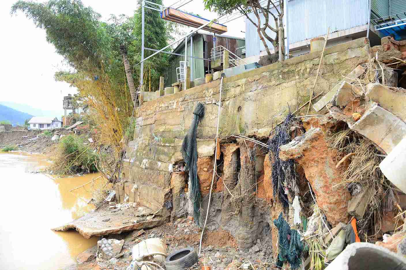 Hau het nha cua nguoi dan ven song Da Nhim deu duoc gia co bang tru be tong kien co, nhung deu bi nuoc lu lam xoi mon, sat lo va bat dau dich chuyen ve phia long song co nguy co do sap trong nay mai. Anh: Phuc Khanh