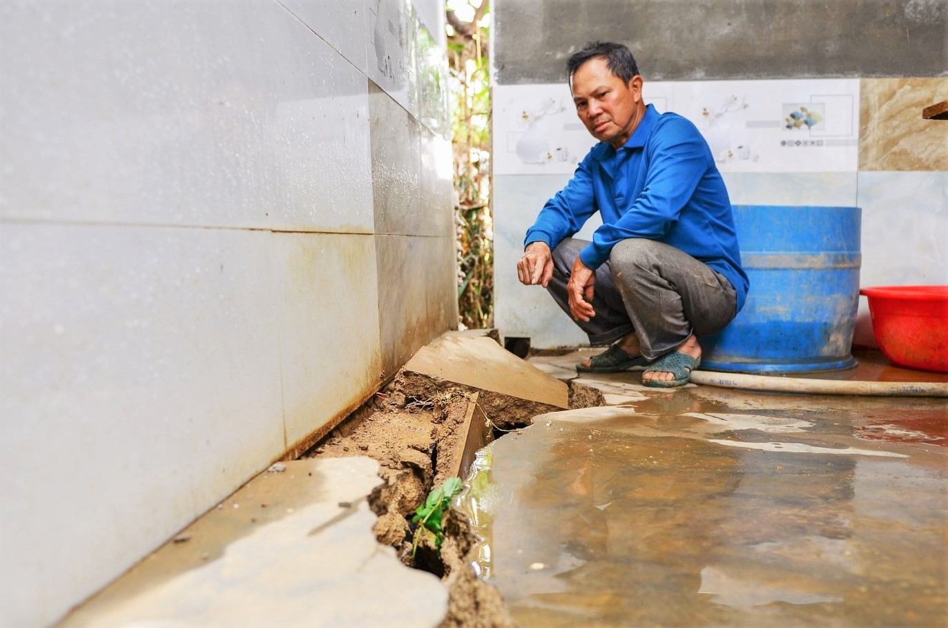 Nguoi dan vung ha du song Da Nhim thuoc xa D'ran xot xa nhin nha cua cua gia dinh bi nut toac cho “Ha ba nuot chung” trong nay mai. Anh: Phuc Khanh