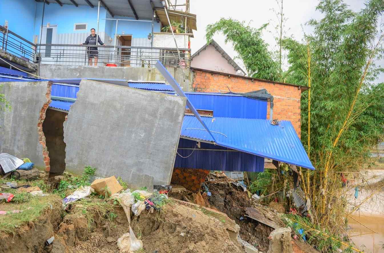 Mot phan can nha cua gia dinh ong Tran Tin Pao bi do sap hu hong do sat lo bo song Da Nhim lien tuc an sau. Anh: Phuc Khanh