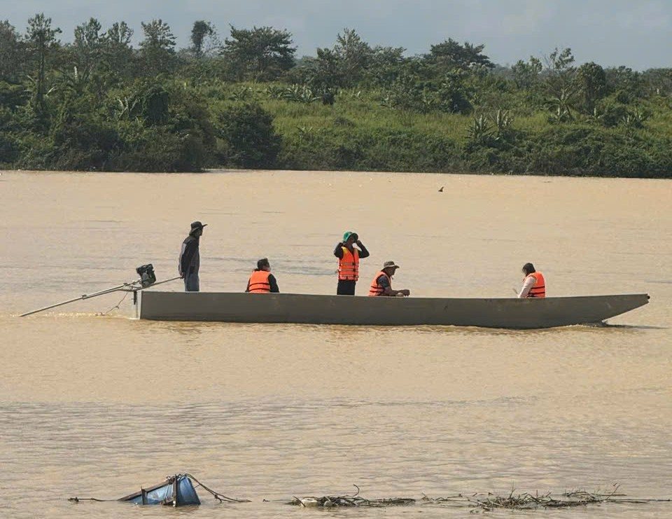 Las fuerzas funcionales organizaron la busqueda de una estudiante de 11o grado desaparecida en la zona del rio Krong Ana en la provincia de Dak Lak. Foto: proporcionada por la policia