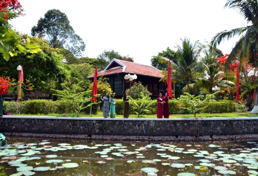 Ngoi nha san Bac Ho nam trong khuon vien Khu di tich Mo cu Pho bang Nguyen Sinh Sac. Anh: Thanh Mai