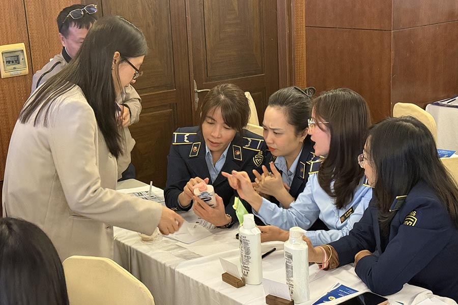 Tinh thần làm việc nghiêm túc của công chức QLTT và sự đồng hành của Công ty Luật. Ảnh: Chi cục QLTT Hà Nội