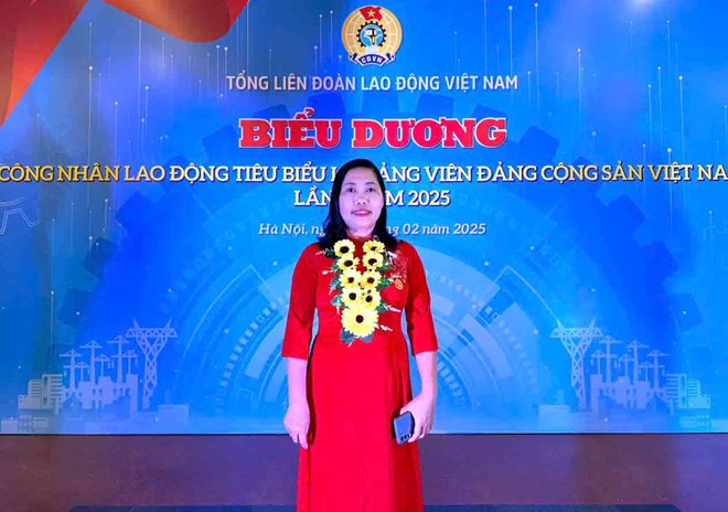 Chị Hoan tại Hội nghị được Tổng LĐLĐ Việt Nam vinh danh đầu năm 2025. Ảnh: Hải Nguyễn.