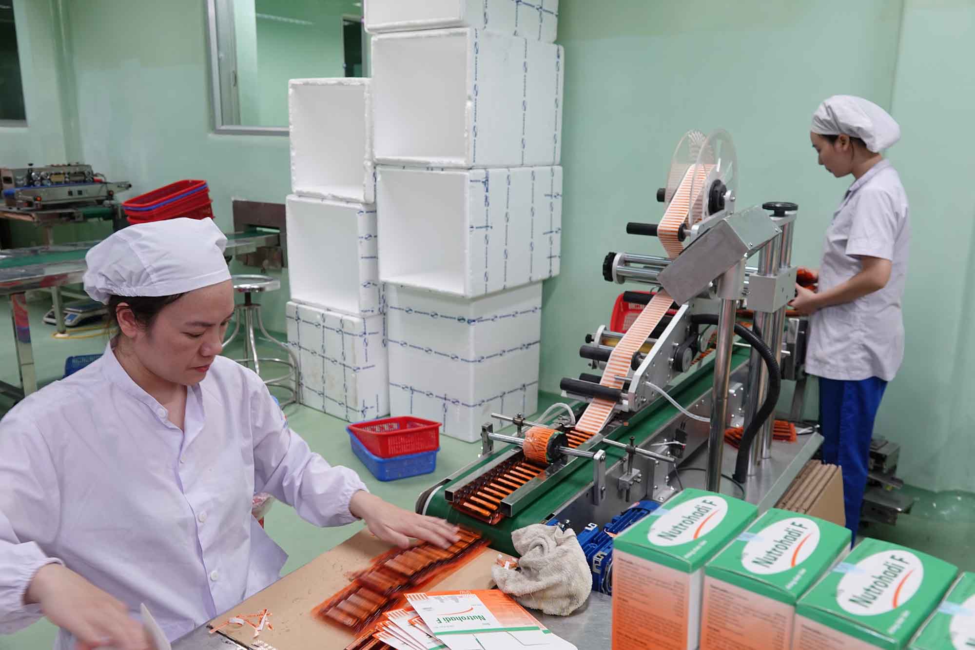 Durante el proceso de trabajo muchos trabajadores en Ha Tinh han tenido ideas innovadoras y mejoras tecnicas que han beneficiado enormemente a las empresas. Foto: Tran Tuan.