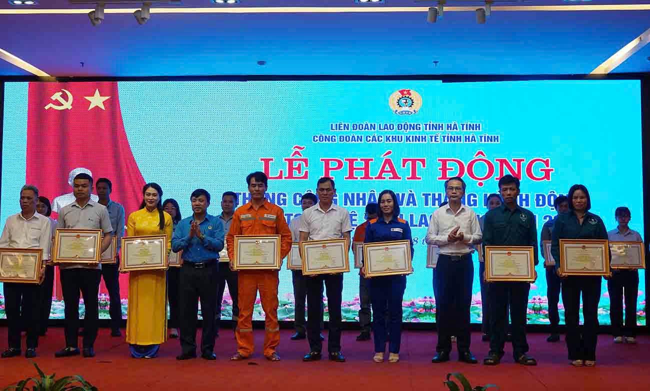 LĐLĐ tỉnh Hà Tĩnh trao Bằng khen của UBND tỉnh Hà Tĩnh tôn vinh 50 công nhân lao động tiêu biểu dịp Tháng Công nhân năm 2025. Ảnh: Trần Tuấn.