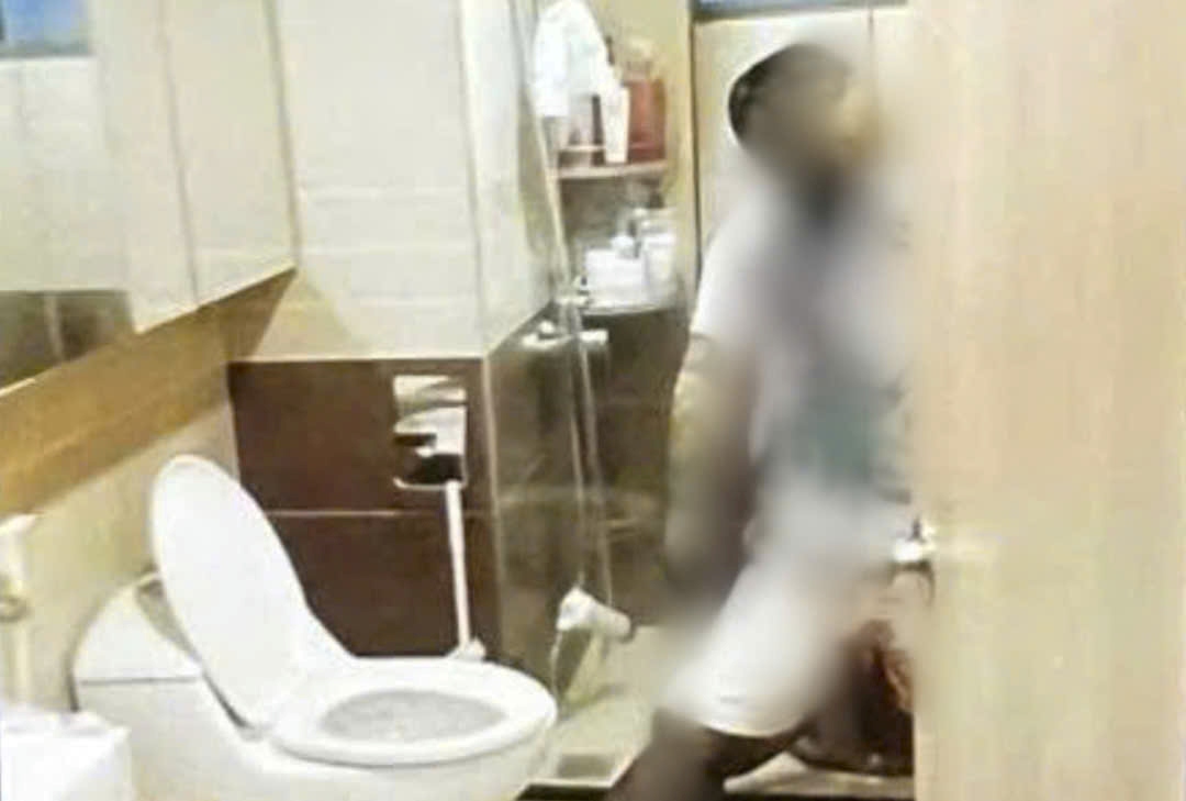 Thi the nguoi dan ong phat hien tu vong trong nha ve sinh tai can ho chung cu tren duong Mai Chi Tho. Anh: Dong Hoang