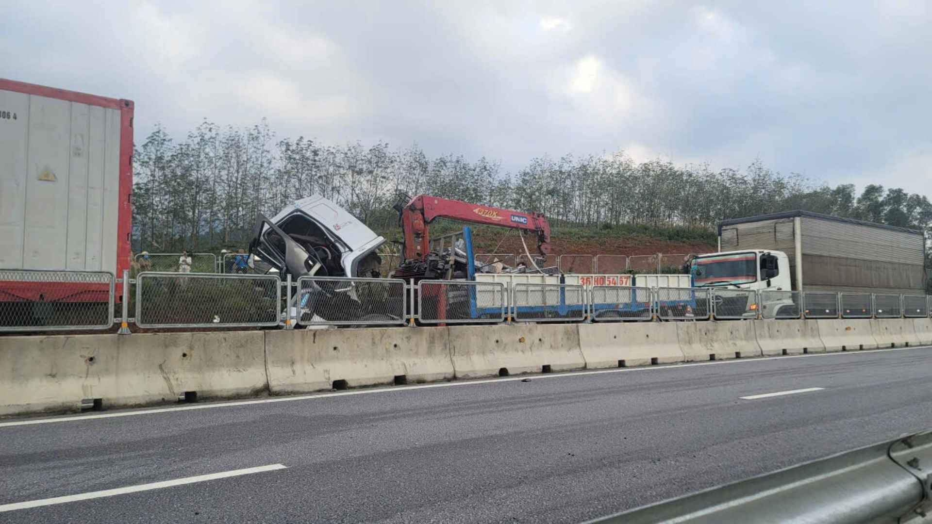 Scene of a serious accident on the Bung - Van Ninh Expressway, many casualties