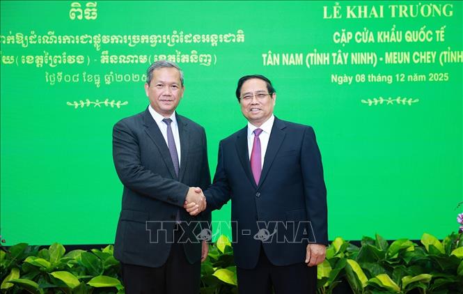 Thu tuong Campuchia Hun Manet don Thu tuong Chinh phu Pham Minh Chinh tham du Le khai truong cap cua khau quoc te Tan Nam - Meun Chey. Anh: TTXVN