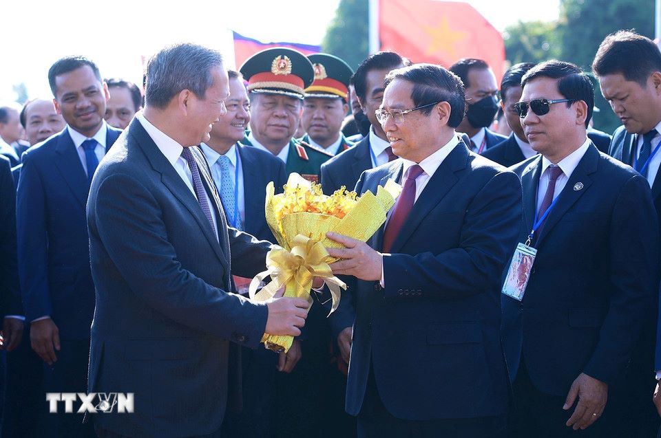 Thu tuong Campuchia Hun Manet don Thu tuong Chinh phu Pham Minh Chinh tham du Le khai truong cap cua khau quoc te Tan Nam - Meun Chey. Anh: TTXVN
