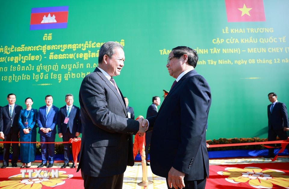 Thu tuong Campuchia Hun Manet va Thu tuong Chinh phu Pham Minh Chinh tham du Le khai truong cap cua khau quoc te Tan Nam - Meun Chey. Anh: TTXVN