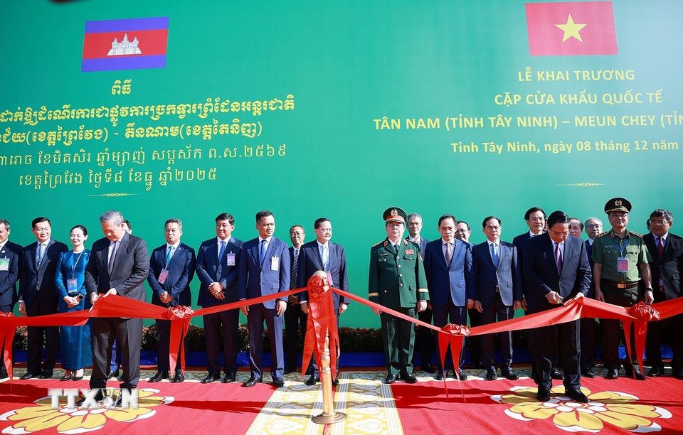 Thu tuong Campuchia Hun Manet don Thu tuong Chinh phu Pham Minh Chinh tham du Le khai truong cap cua khau quoc te Tan Nam - Meun Chey. Anh: TTXVN