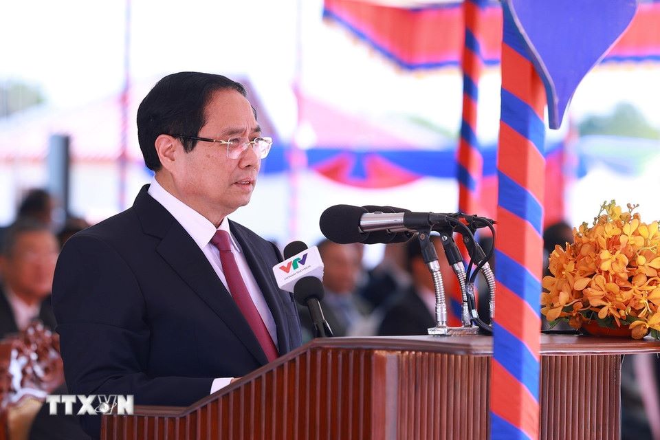 Thu tuong Campuchia Hun Manet don Thu tuong Chinh phu Pham Minh Chinh tham du Le khai truong cap cua khau quoc te Tan Nam - Meun Chey. Anh: TTXVN