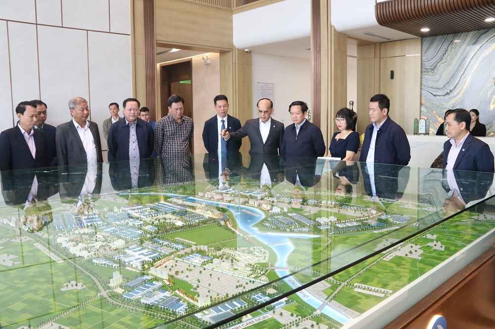 Lãnh đạo tỉnh tham quan mô hình quản lý hiện đại tại KCN Liên Hà Thái. Ảnh: Cổng TTĐT tỉnh Hưng Yên