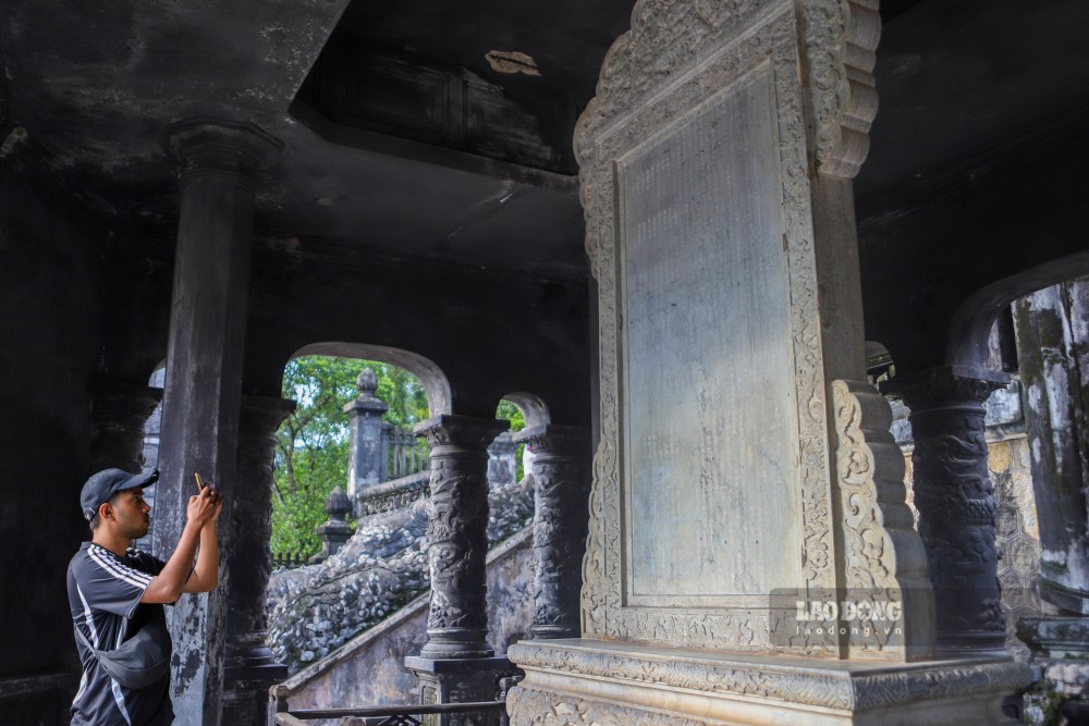 The 7-ton stele in the Mausoleum of King Khai Dinh was carved with a sign of being worn. Photo: Nguyen Luan