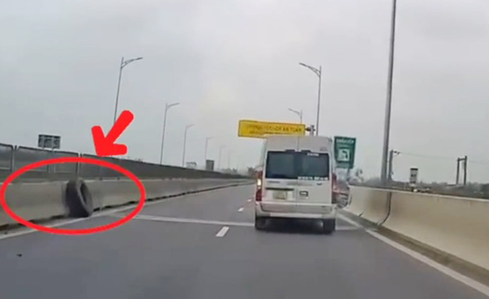 The cake of a container truck that fell on the Bai Vot - Ham Nghi expressway. Photo: Duc Tuan.