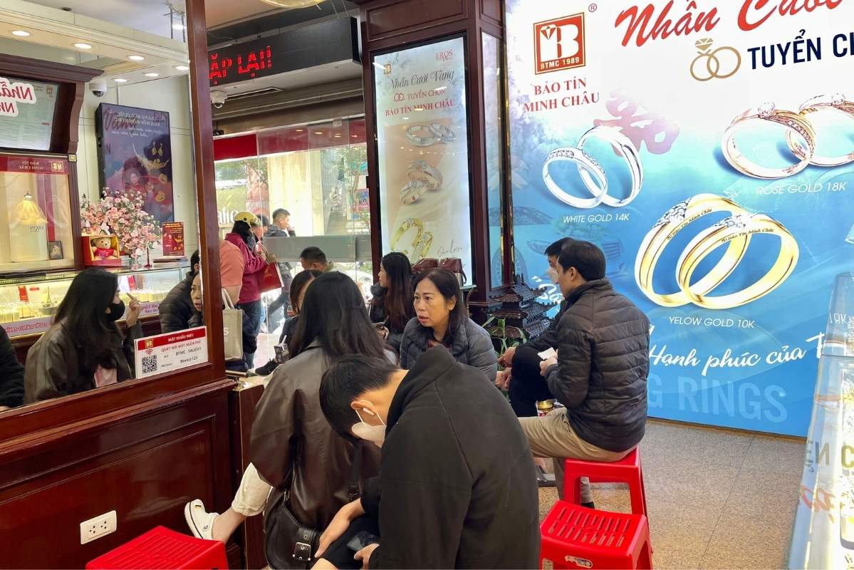 Lượng người ngồi chờ được bán ra tiếp tục tăng sau nửa tiếng cửa hàng mở phiên giao dịch. Ảnh: Hạ Linh