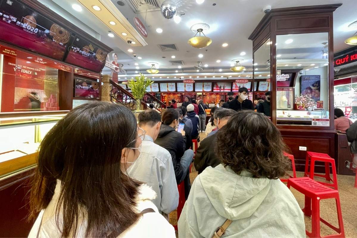 The volume of buying and selling transactions at gold shops was bustling in the morning session of the first week of the week. Photo: Ha Linh