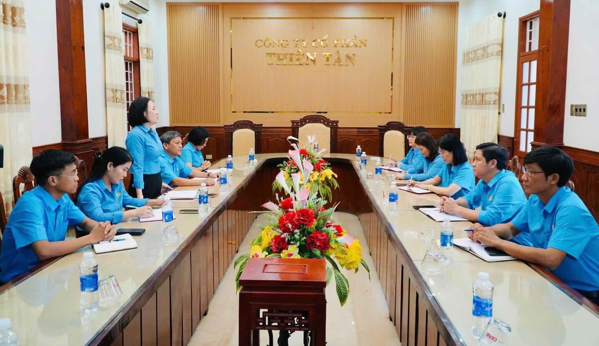 Working session between Dong Ha Ward Trade Union and Grassroots Trade Union. Photo: Quang Tri Trade Union