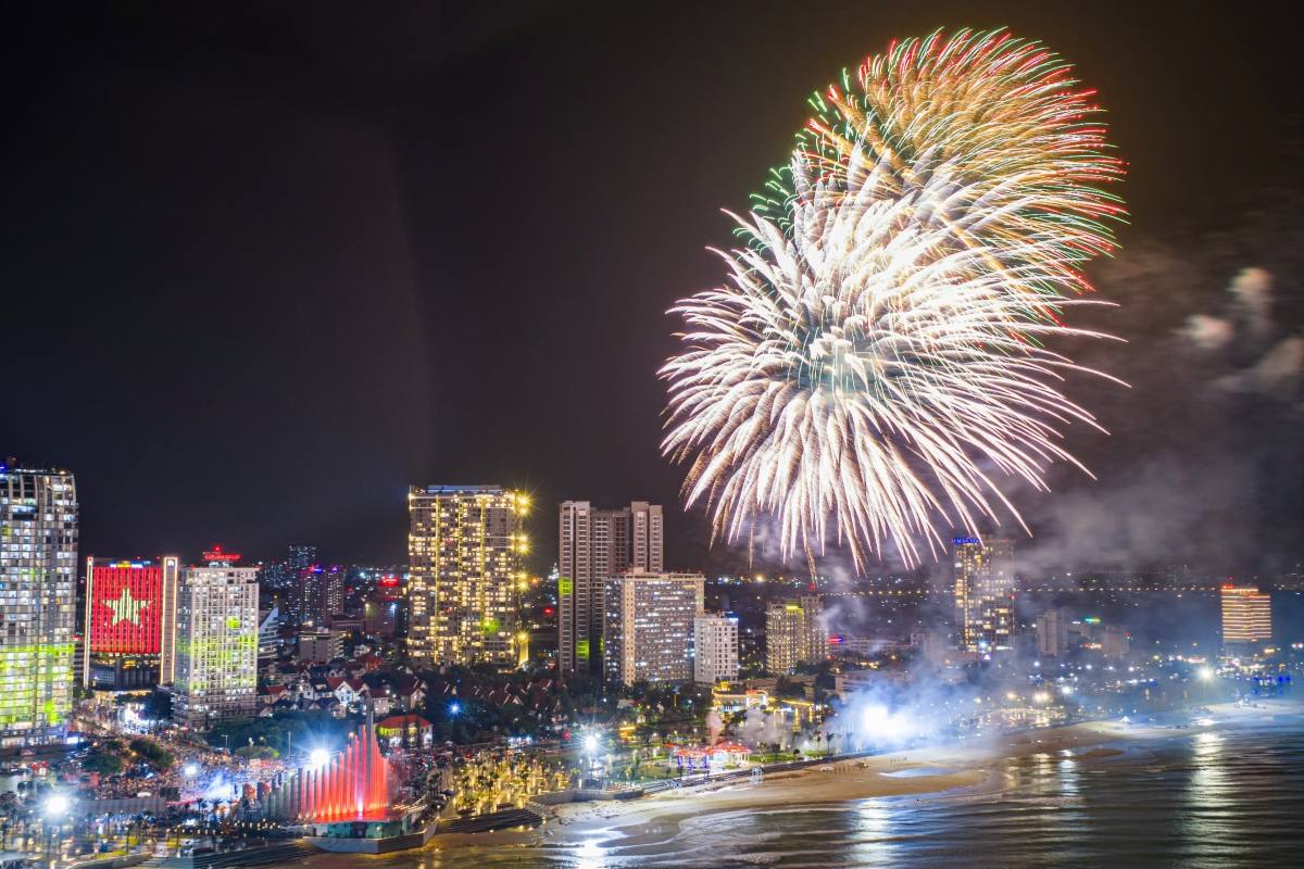 TPHCM lanzara fuegos artificiales de alta altura para dar la bienvenida al Año Nuevo 2026 en 3 puntos. El punto en Vung Tau es la plaza Tam Thang perteneciente al parque Thuy Van. Foto: Huy Dong