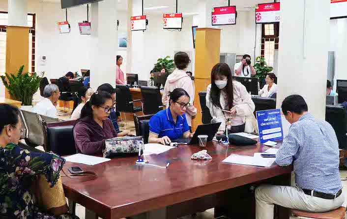 People and businesses complete procedures at the Buon Ma Thuot Ward Public Administration Service Center. Photo: Thuan Ha