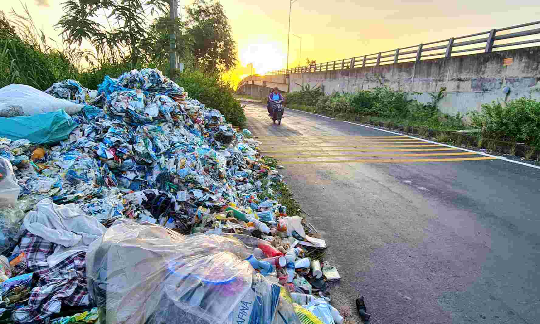 Rác đổ đầy bên vệ đường tại khu vực xã Năm Căn, Cà Mau. Ảnh: Nhật Hồ