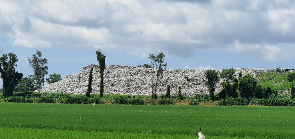 Bãi rác Tân Tạo, xã Vĩnh Lợi, tỉnh Cà Mau lộ thiên chất cao như núi do không có Nhà máy xử lý rác. Ảnh: Nhật Hồ
