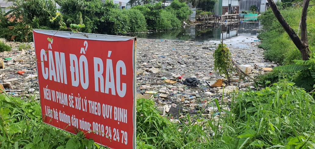 Mặc dù cấm đổ rác, ghi rõ mức phạt nhưng rác vẫn đổ đầy. Ảnh: Nhật Hồ