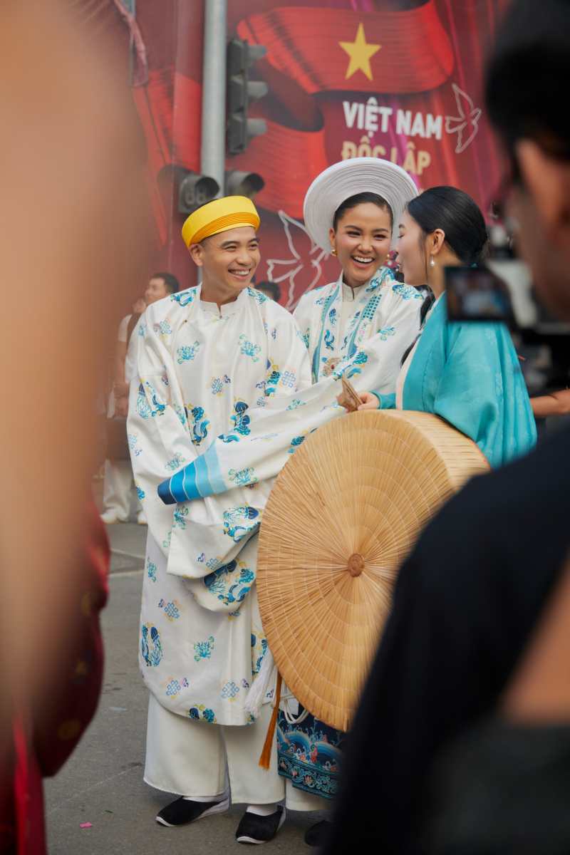 Vợ chồng H'Hen Niê tham gia lễ rước tại Ngày hội Việt Nam hạnh phúc 2025. Ảnh: Nghệ sĩ cung cấp