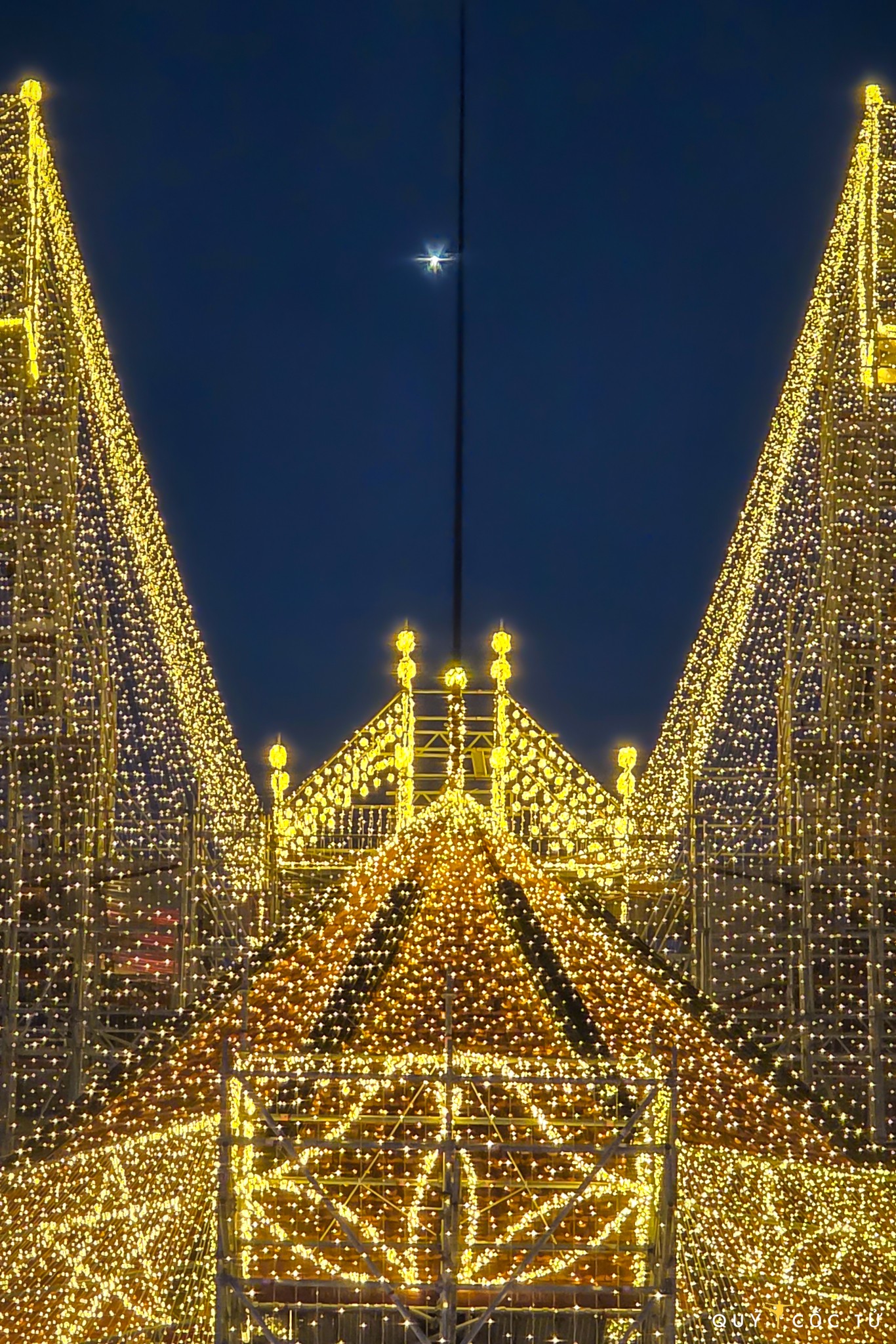 Thoi gian thap den toi 2h sang hom sau khien khu vuc quanh nha tho Duc Ba ve dem luon dong duc nguoi toi chup anh. Luong den nam nay gap doi nam ngoai nen khong gian cang tro nen hap dan hon voi du khach va nguoi dan Sai Gon.