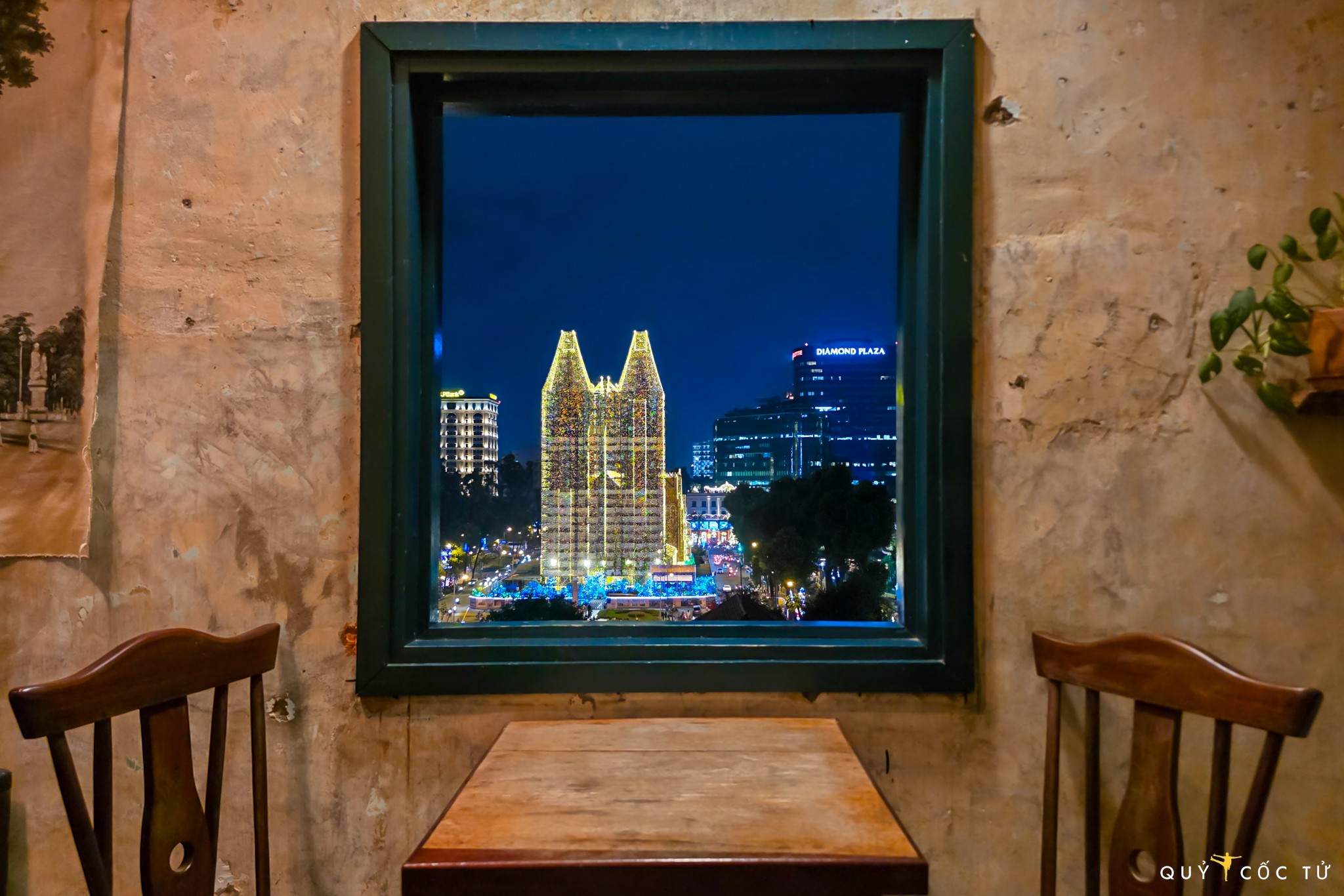 Theo anh Hai An, mot so dia diem thuan loi de san duoc anh dep cua nha tho Duc Ba vao mua Giang sinh la: cong vien 30/4, vuon hoa truoc mat nha tho, tang thuong chung cu cu Ly Tu Trong, lau 4 trung tam thuong mai Diamond, ben hong Buu dien thanh pho va duong sach...