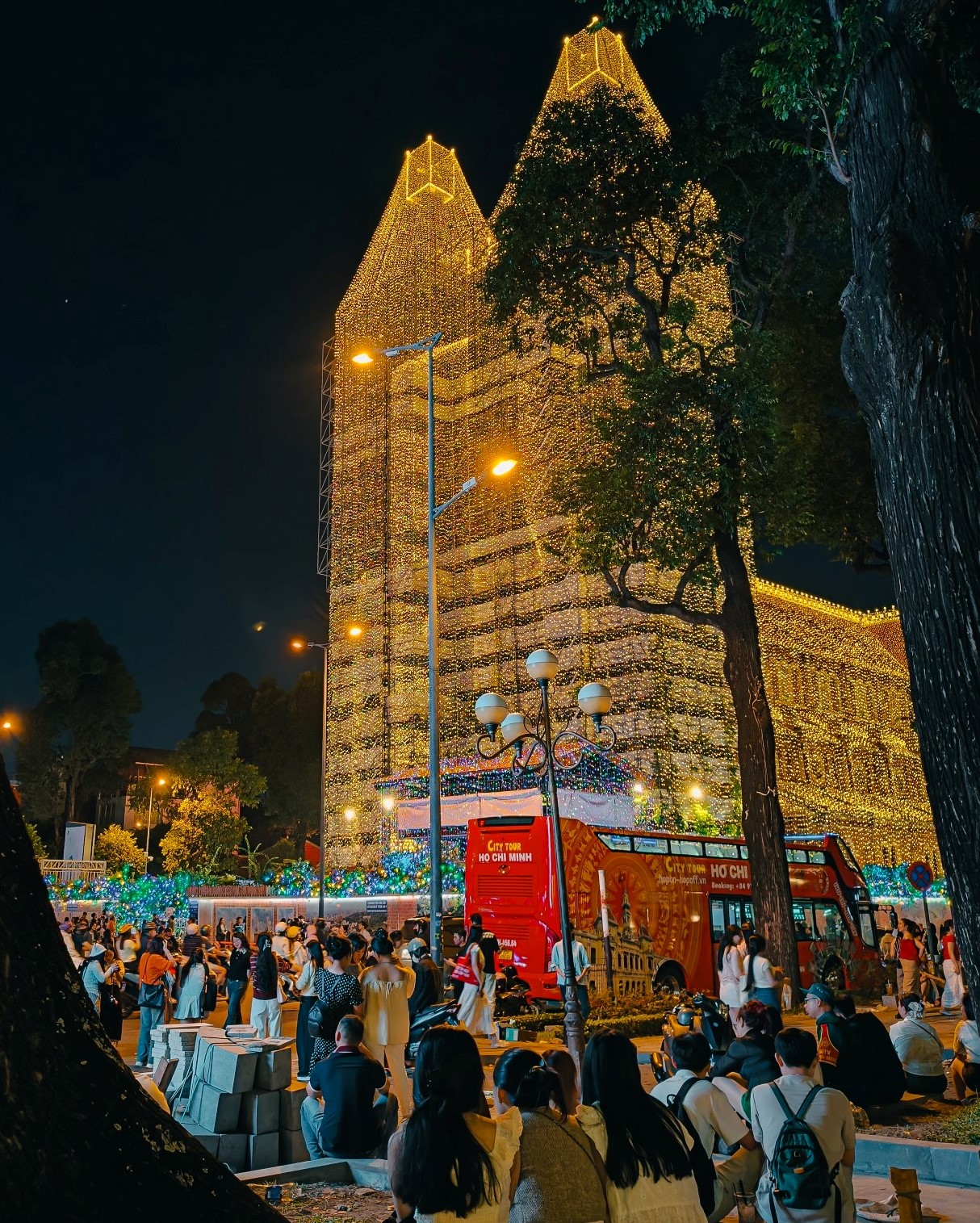 Dong nguoi do ve trung tam TP HCM de chiem nguong nha tho Duc Ba len den ruc ro moi toi. Ai cung muon co cho minh buc anh check-in voi nhung goc nhin nha tho dep nhat lam ky niem. Anh: Nam Lang Thang