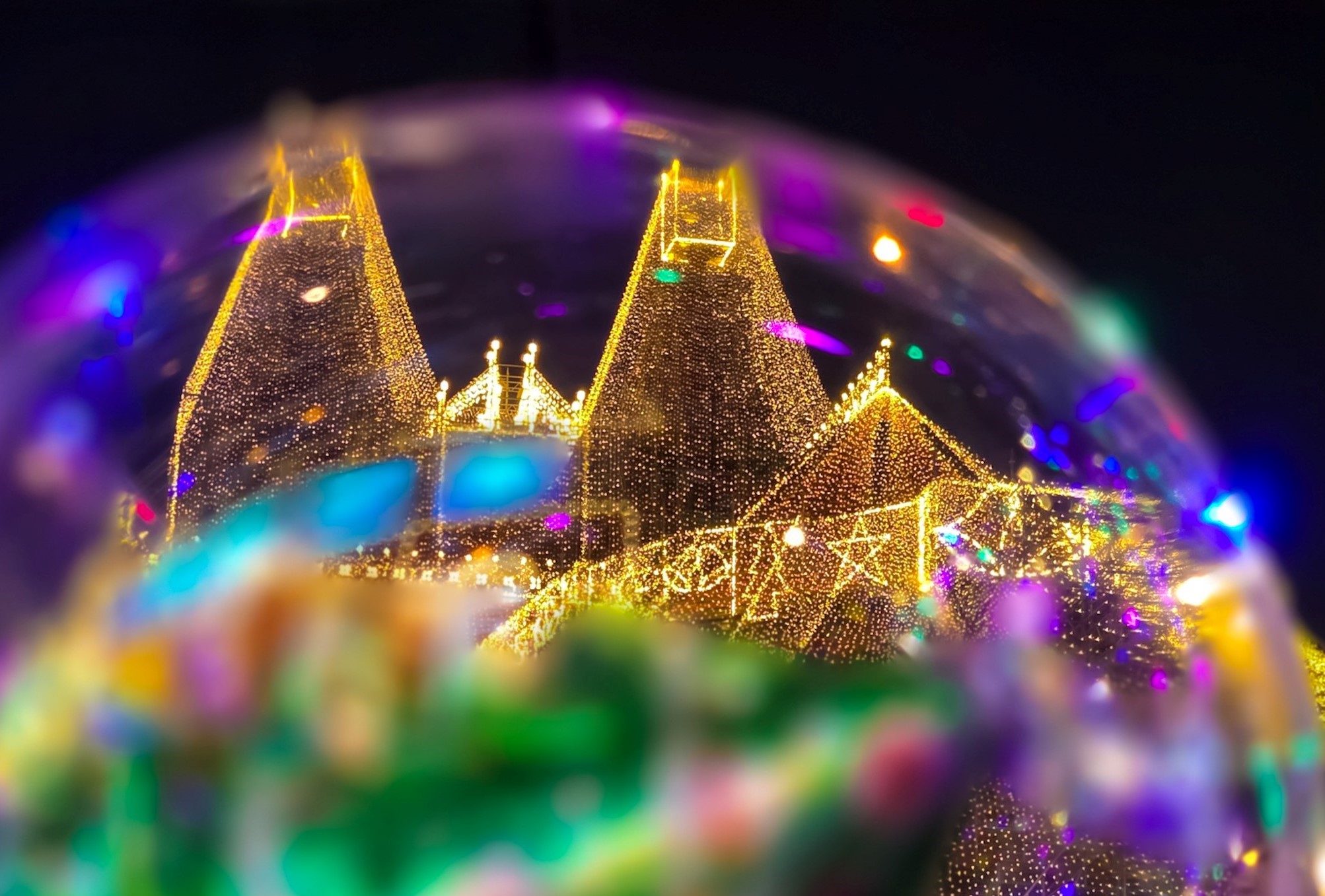 Mac du nha tho chinh toa Duc Ba Sai Gon van trong giai doan trung tu tu 2017 den nay, nhung viec thap den hang nam van tao khong khi mua le hoi nao nhiet.  Anh Duy, mot nguoi chup anh nha tho thuong xuyen chia se “Mac du nha tho Duc Ba nam nay trang tri quen thuoc nhu cac mua truoc nhung moi lan chup van thay dep den nao long, canh cu ma cam xuc moi nguyen“.